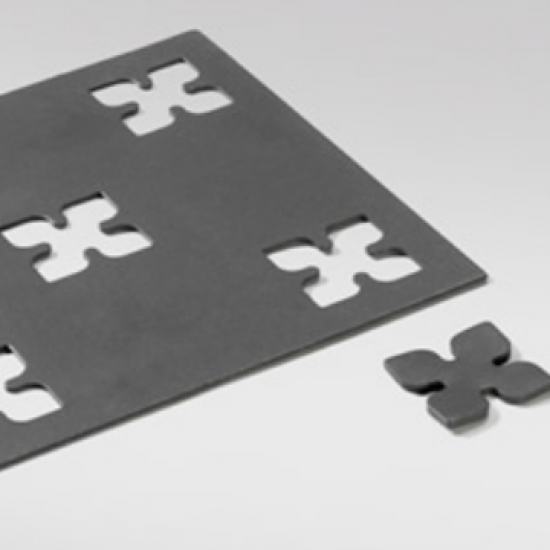 Különbözõ mintázatok lyukasztása idomacél megmunkáló kiegészítõ